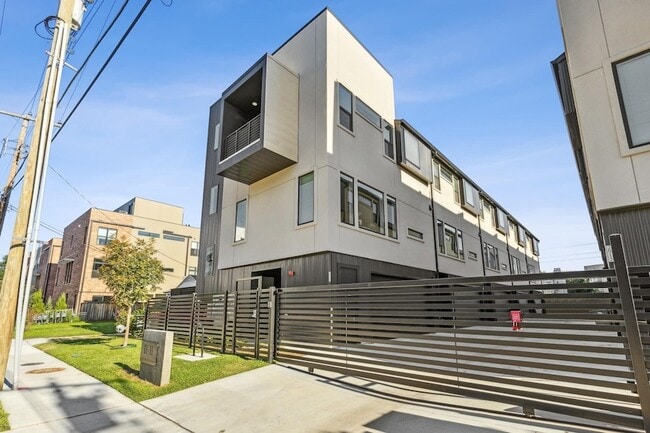 Building Photo - 2912 Hawthorne Ave Unit 101