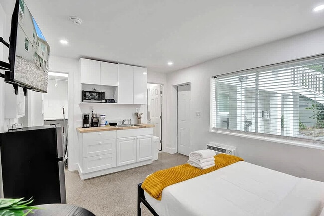 Photo - 906 N Riverside Dr Unit SI ID1504053P