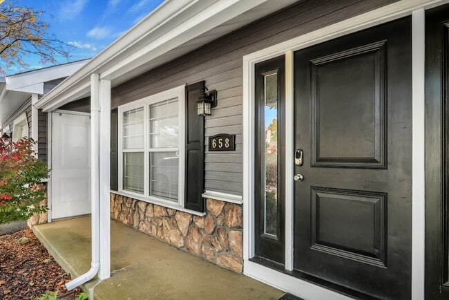 Photo - 658 White Ct