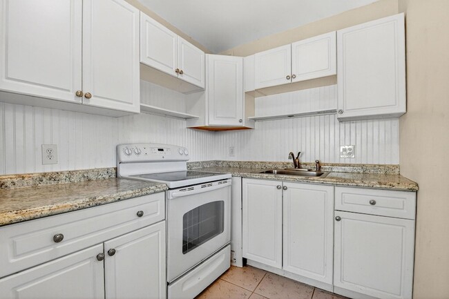 Building Photo - 2880 Lake Osborne Dr Unit 210