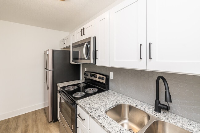 2BD, 2BA - 796SF - Kitchen - The Riv on the Greenway!