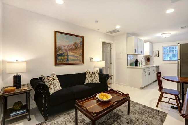 Building Photo - 306 E Victory Dr Unit ID1369219P