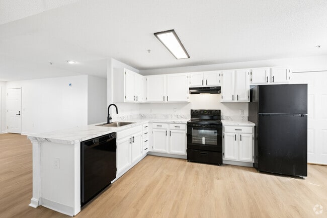 2BR, 2BA - 980SF - Kitchen - ReNew Norwich
