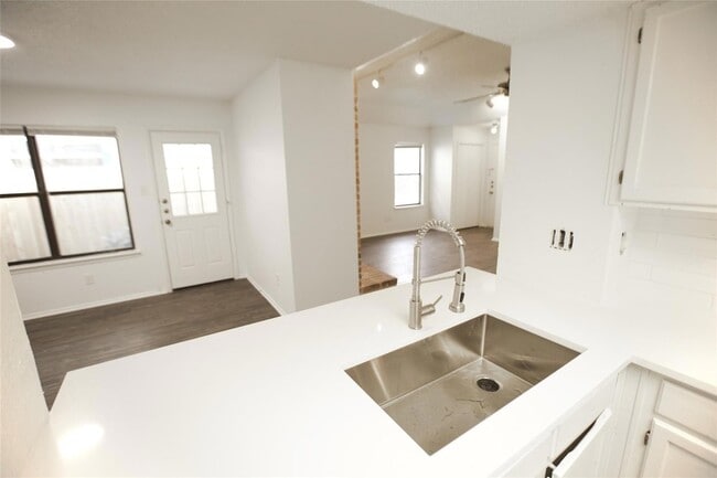 Building Photo - 12411 Deer Falls Dr Unit A