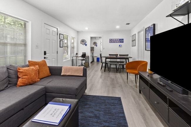 Building Photo - 2614 NW 8th St Unit ID1359124P