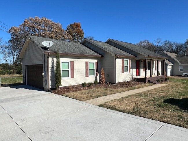 Building Photo - 204 Homewood Dr