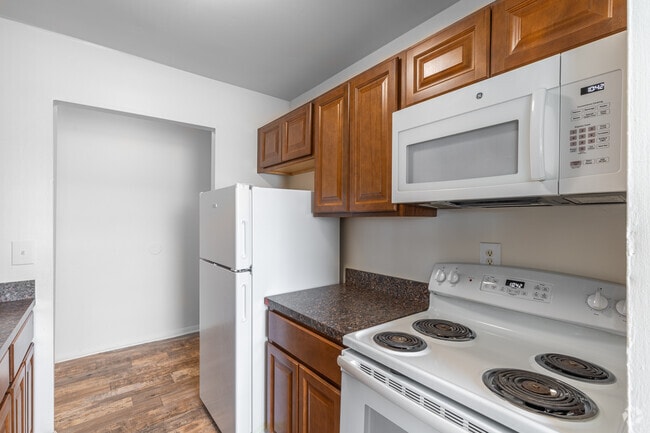 2 BR, 1.5 BA - 900SF - Kitchen - Towne Point Apartments