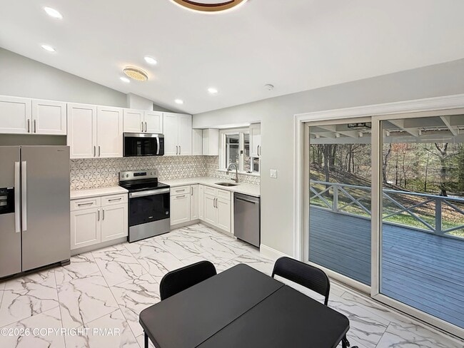 Photo - 308 Hemlock Ln