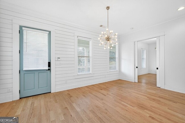 Photo - 523 Irwin St NE