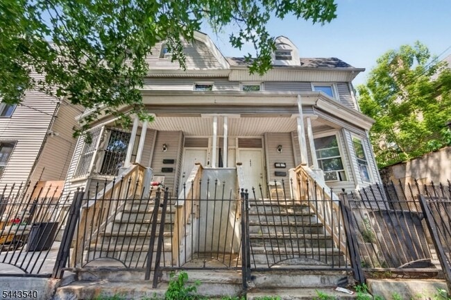 Building Photo - 437-439 7th Ave W Unit 1