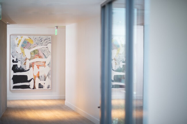 Enjoy our curated art gallery, with pieces featured throughout our building. - Six Hundred West Main