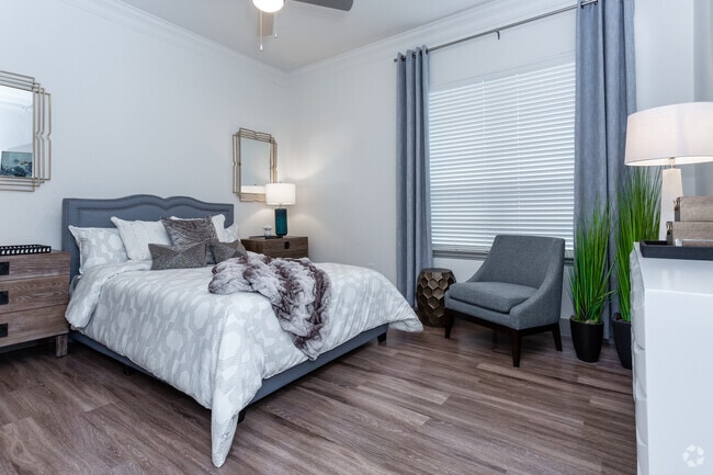 2BR,2BA-B2 - State Thomas Ravello