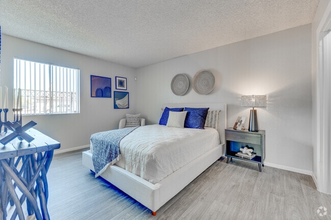 2BR, 2BA - 936SF - Primary Bedroom - Glenrosa Park