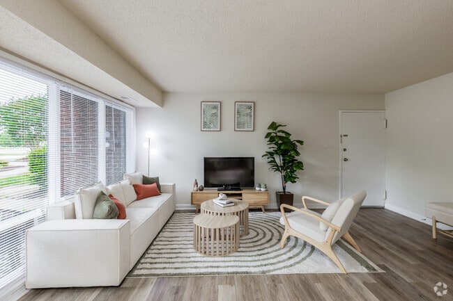 Interior Photo - Peninsula Grove