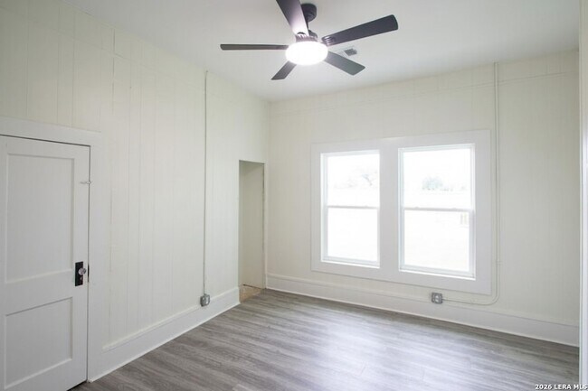 Photo - 106 N Pear St