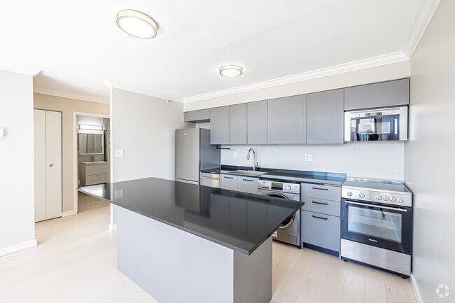 1BR, 1BA - 575SF - Kitchen - 360 Main