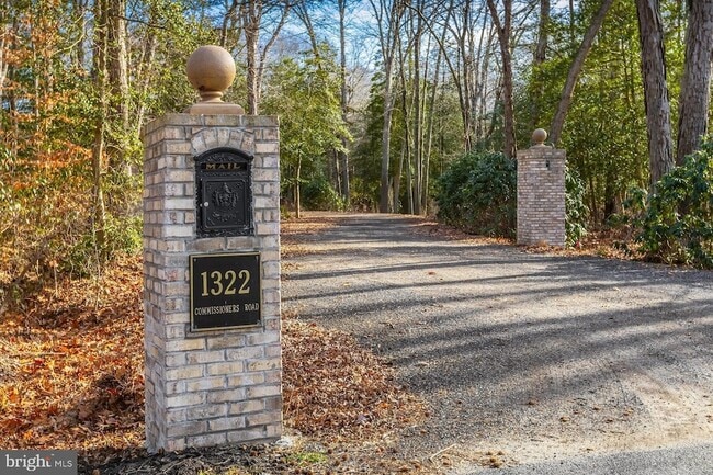 Photo - 1322 Commissioners Rd