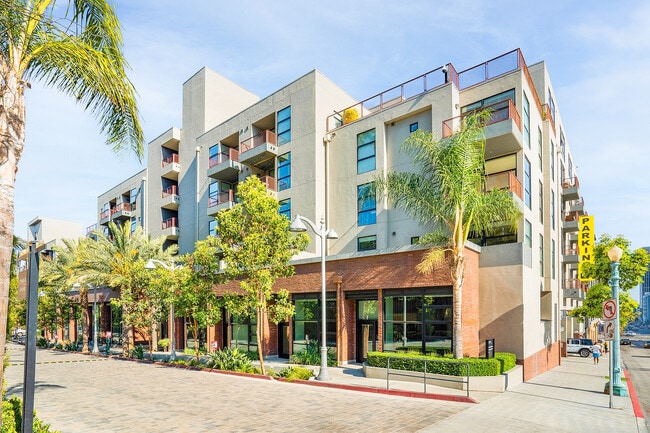 Building Photo - Arrive Hollywood