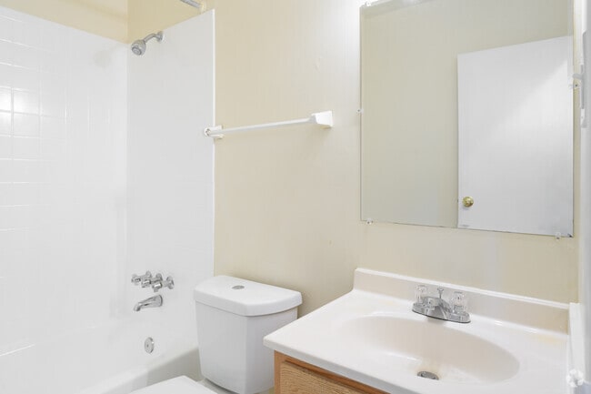 1BR, 1BA - 700SF - Bathroom - Linden Park Apartments
