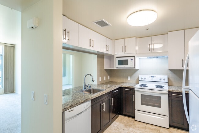 2BR, 2BA - 987SF - Kitchen - Park Plaza
