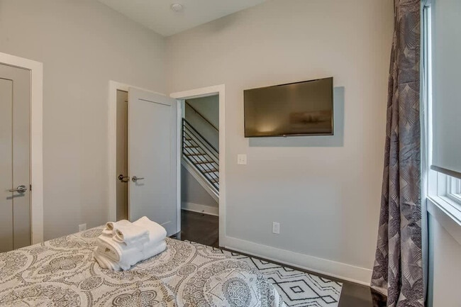 Building Photo - 1122 Argyle Ave Unit ID1051695P