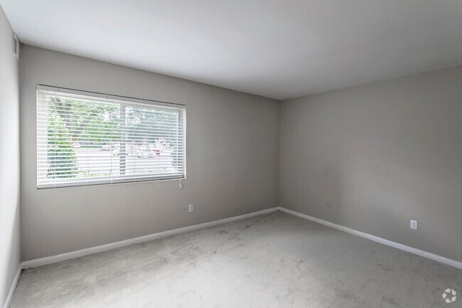 1 BR, 1 BA - 766 SF - Center Pointe