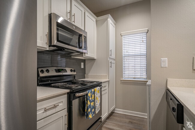 2BR, 2BA - 1,025SF - The Phoenician