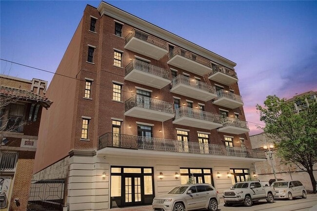 Building Photo - 731 St Charles Ave Unit 514
