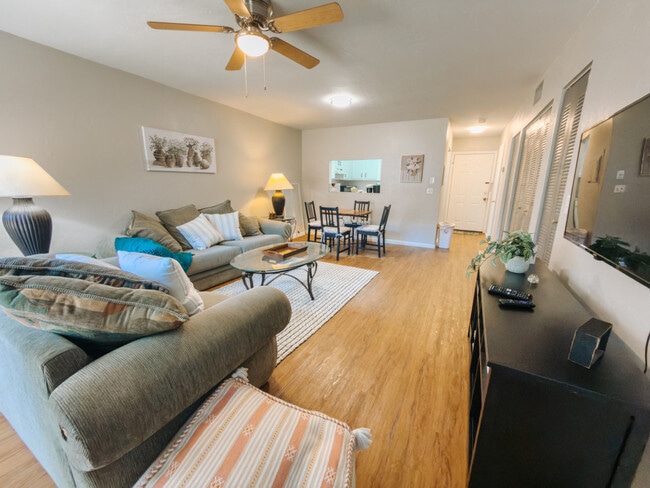 Building Photo - 2300 SW 43rd St Unit SI ID1359101P