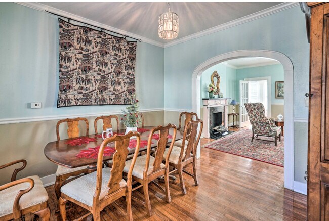 Photo - 322 College St