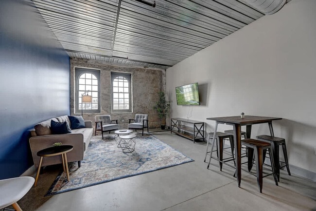 Building Photo - 1009 W Juneau Ave Unit ID1263030P