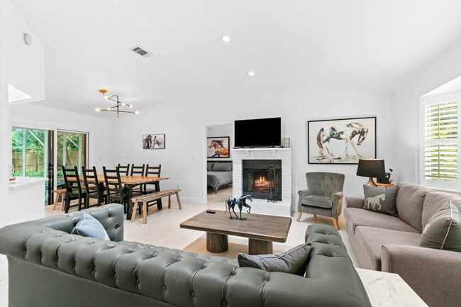 Building Photo - 1844 NW 42nd Ave Unit ID1359116P