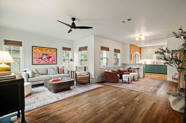 Building Photo - 3308 Robinson Ave Unit ID1254592P