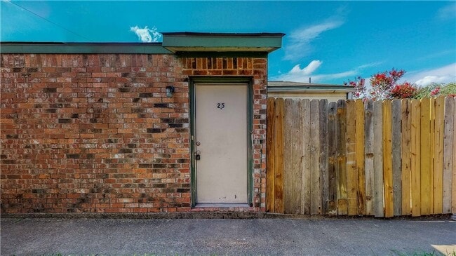 Building Photo - 725 Peppertree Dr Unit 25