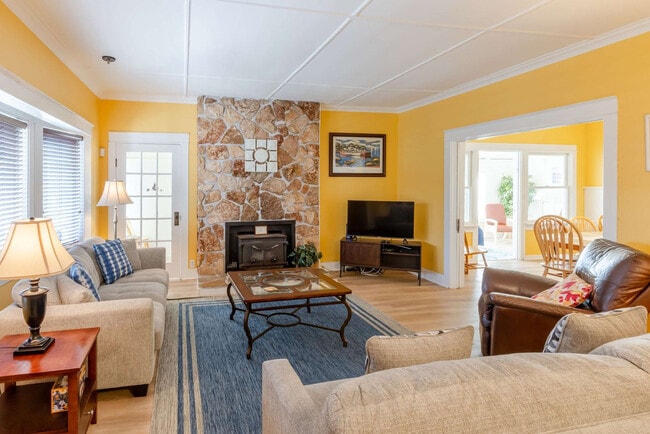 Building Photo - 640 S Columbia St Unit ID1335290P