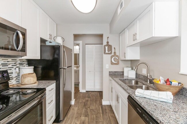 Photo - Lakeside Crossing at Eagle Creek Apartments and Townhomes