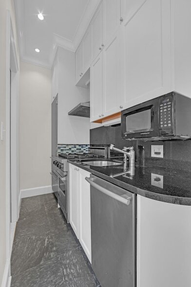 Photo - 127 E 69th St