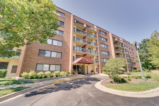 Building Photo - 1800 Huntington Blvd Unit 206