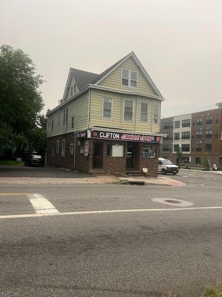 Photo - 673 Clifton Ave