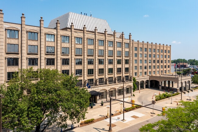 Building Photo - St Regis House Apartments