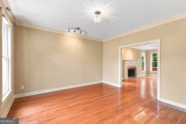 Photo - 3535 Claridge Dr NE