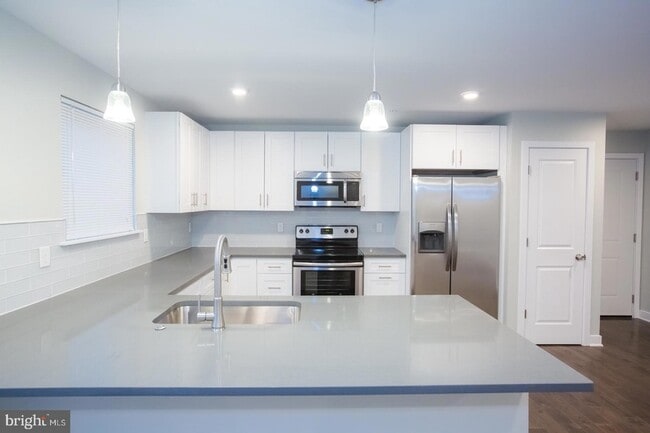 Building Photo - 1228-32 W College Ave Unit 5