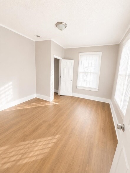 Photo - 1075 Kney St