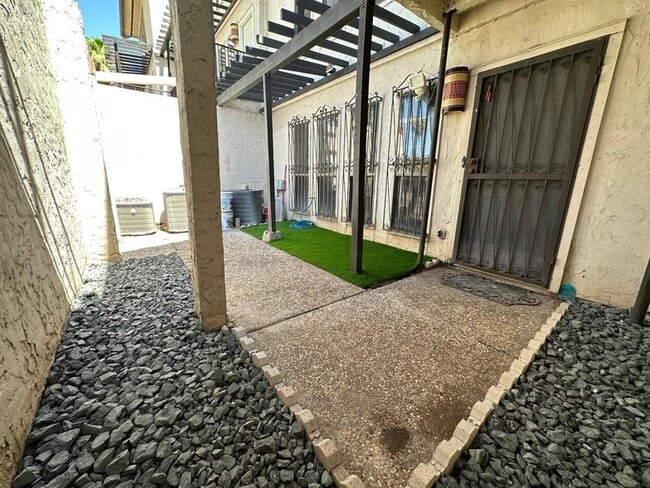 Building Photo - 101 W Del Mar Blvd Unit 6