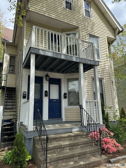 Building Photo - 215 Willow St Unit 1