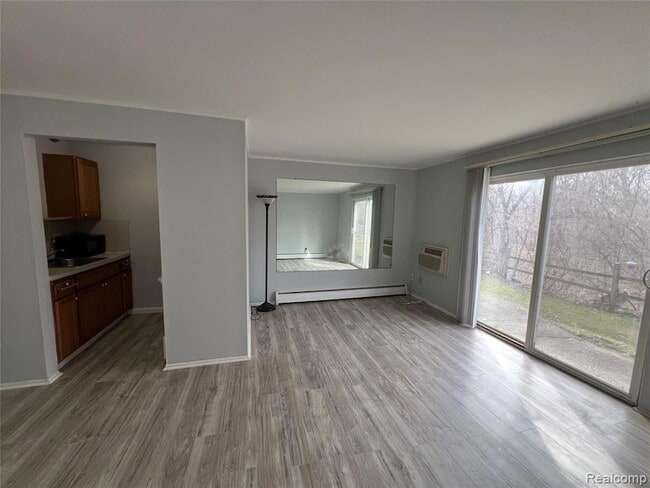 Photo - 31831 Grand River Ave