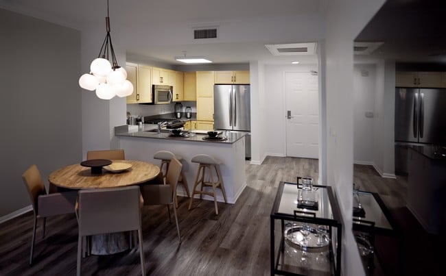 Spacious Living Room - 1724 Highland