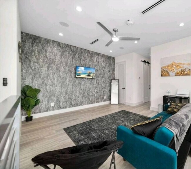 Photo - 1514 NE 5th Ct Unit SI ID1369637P