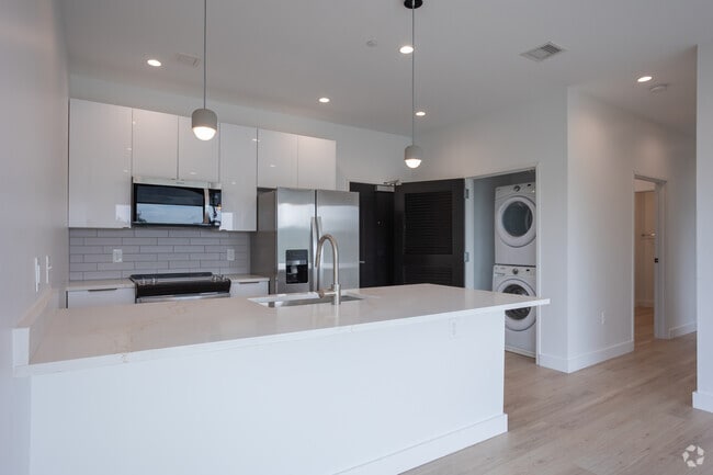 2BR, 1BA - 894 SF - Kitchen - THE 616