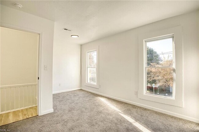 Photo - 910 Rugby St